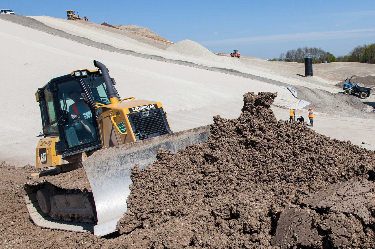 Bagger auf Deponiebaustelle