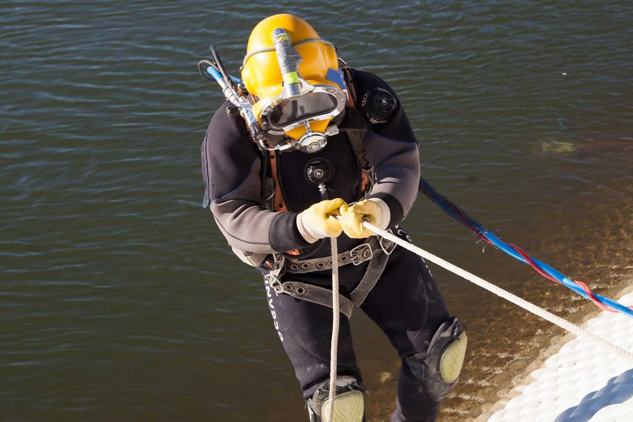 Taucher bei Arbeiten an einem Fluss