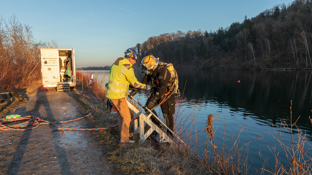 Industrietaucher beim Einstieg in den Fluss