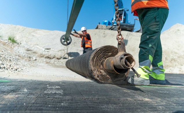 Slide Verlegung von geosynthetischen Tondichtungsbahnen